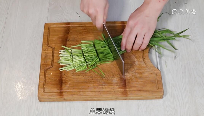 韭菜紫苏炒花甲做法步骤：2