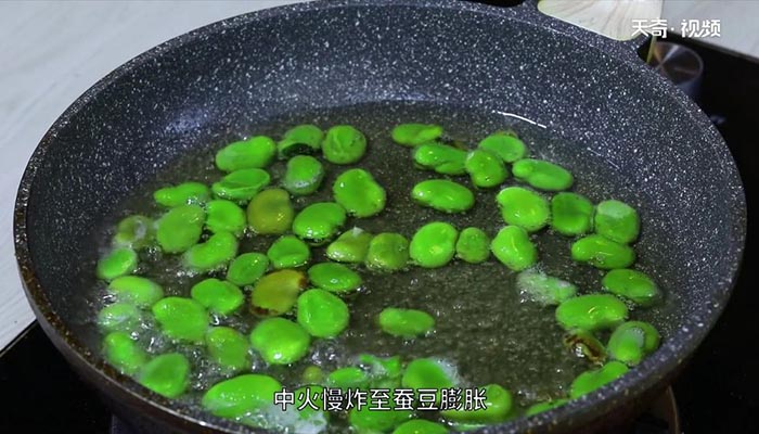 炒蚕豆做法步骤：3