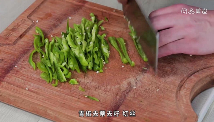 青椒榨菜炒毛豆做法步骤：3