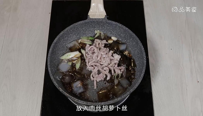 肉丝炒粉皮做法步骤：11