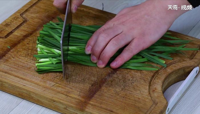 蚕豆炒韭菜花做法步骤：2