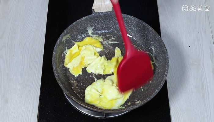 蚕豆米炒鸡蛋做法步骤：5