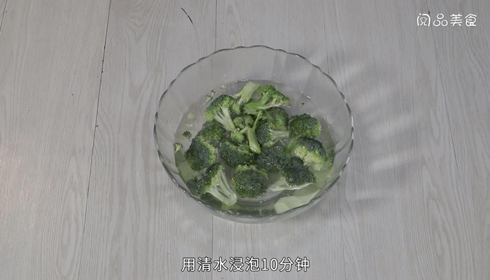 西兰花配蛋炒饭做法步骤：2