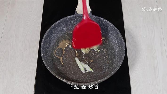甜椒炒蒜苔做法步骤：3