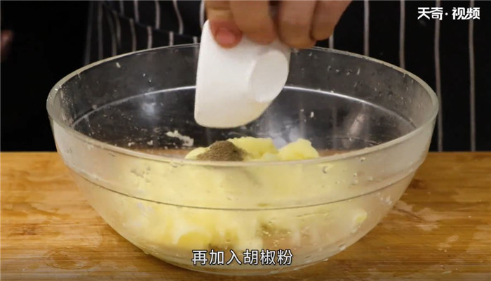 酥炸豆腐卷做法步骤：4