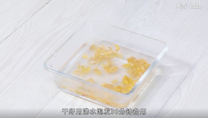 蒜苗炒虾干做法步骤：4