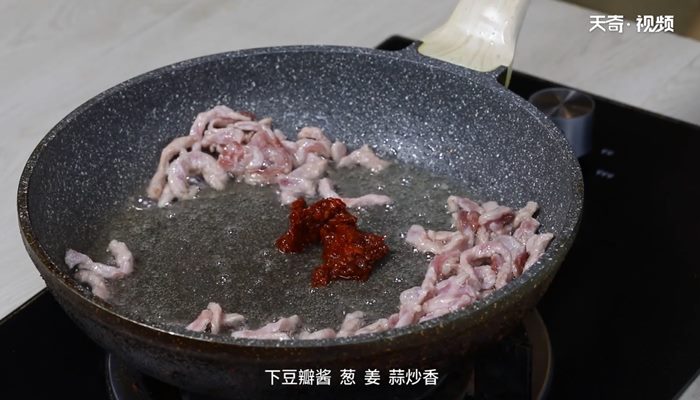 肉炒青椒豆腐做法步骤：11