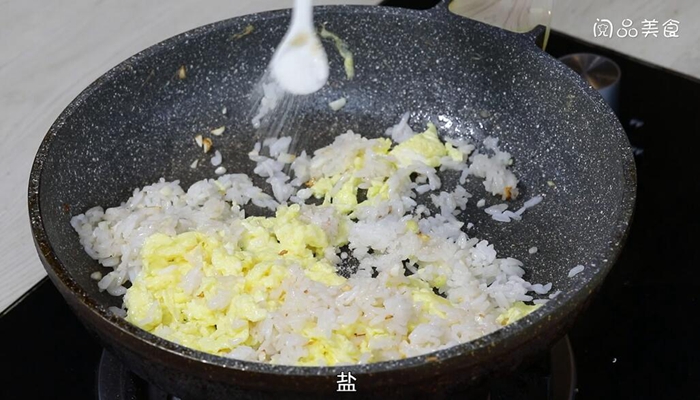 蒜香鸡蛋炒米饭做法步骤：6