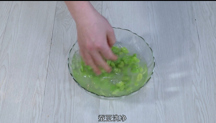 水煮五香蚕豆做法步骤：2