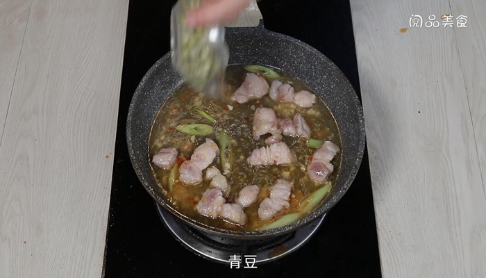 肉丁焖青豆做法步骤：6