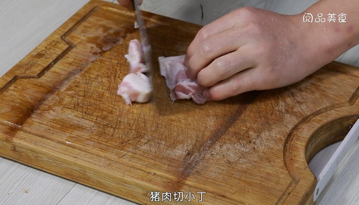 肉丁焖青豆做法步骤：2