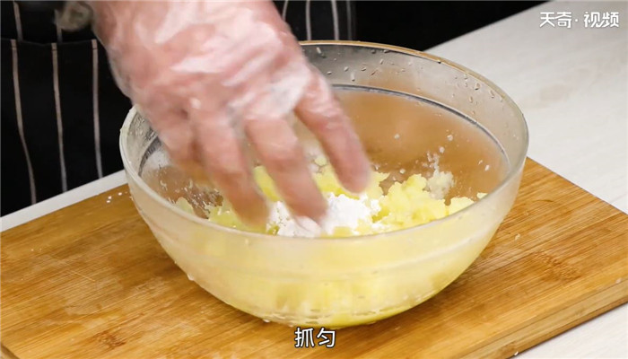 酥炸豆腐卷做法步骤：3