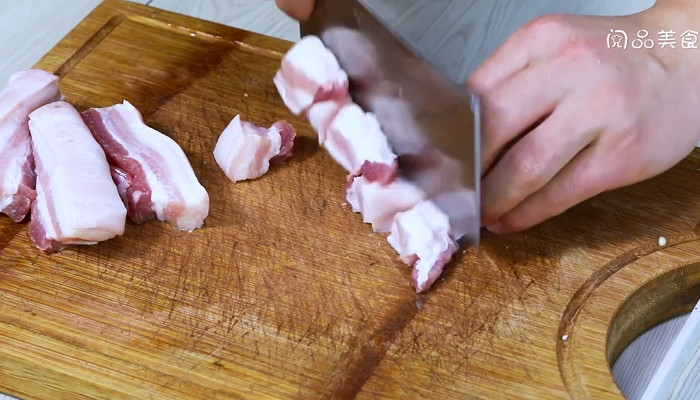 菱角炖肉做法步骤：3