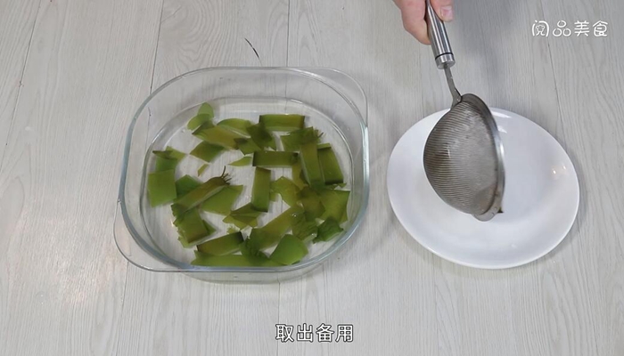 裙带菜汆丸子汤做法步骤：2