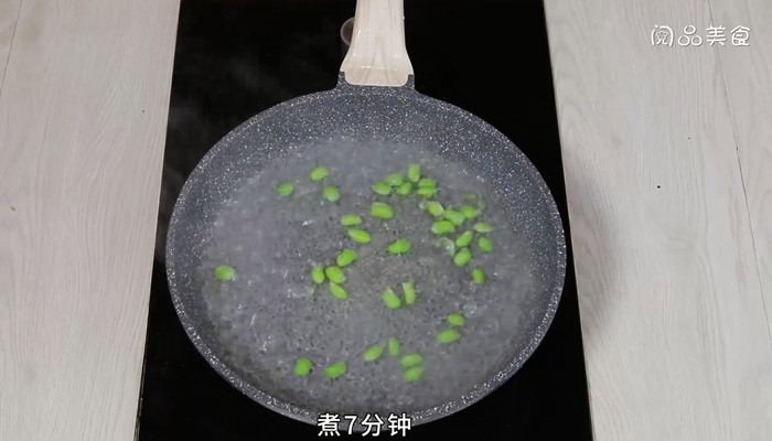 青椒榨菜炒毛豆做法步骤：4