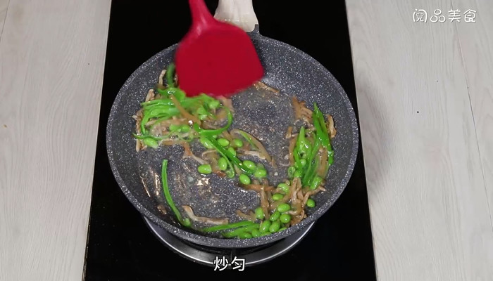 青椒榨菜炒毛豆做法步骤：5