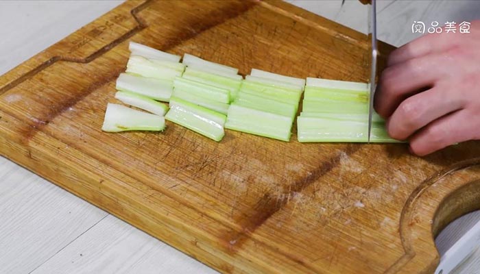 炒芹菜做法步骤：2