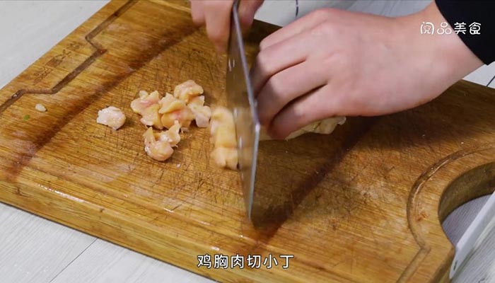 藕丁炒鸡肉做法步骤：3