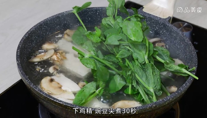 豌豆尖蘑菇豆腐汤做法步骤：10