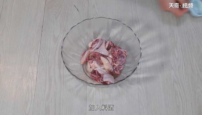 砂锅盐焗老鸭煲做法步骤：4