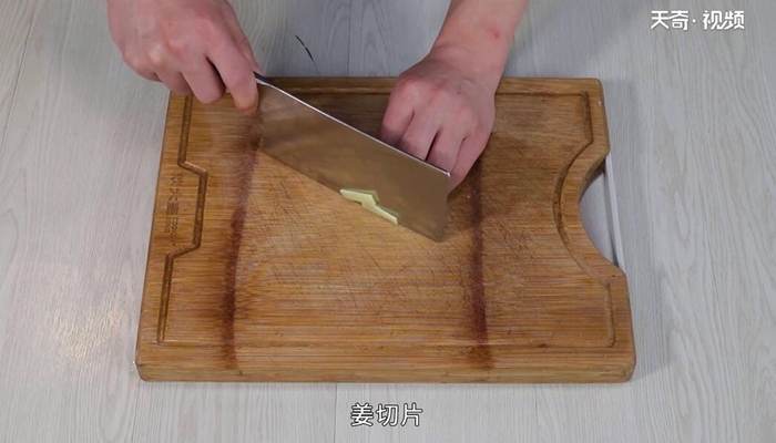 砂锅盐焗老鸭煲做法步骤：2