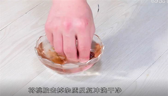 桃胶皂角米炖银耳做法步骤：3