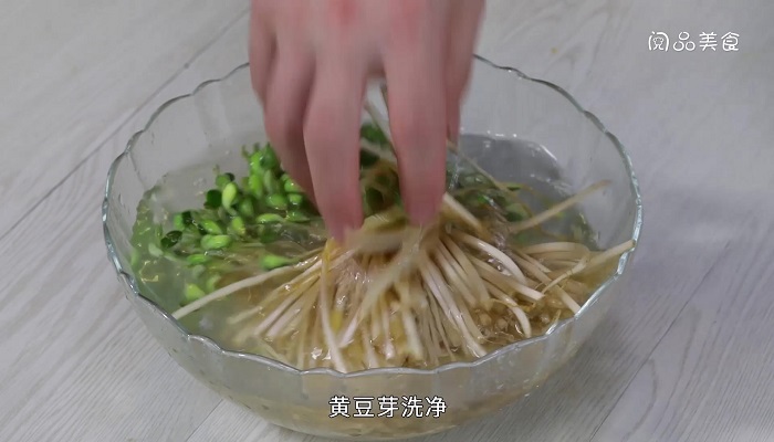 黄豆芽炒肉皮做法步骤：4