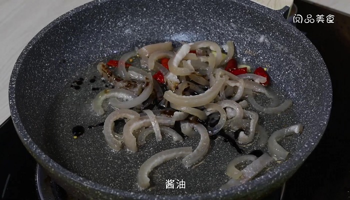 黄豆芽炒肉皮做法步骤：7