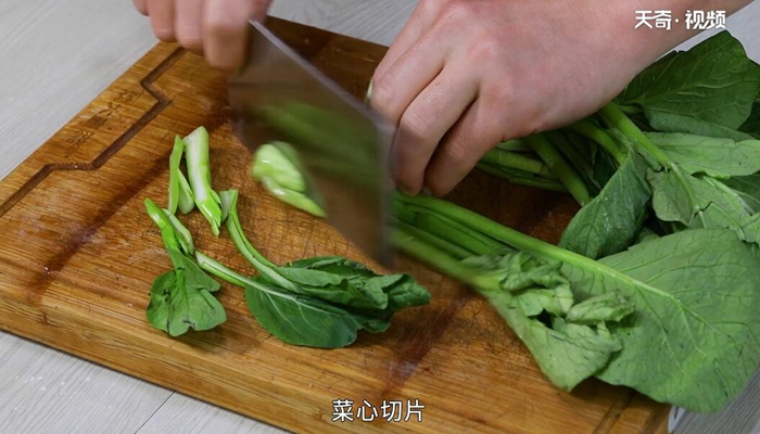 菜心炒肉做法步骤：2