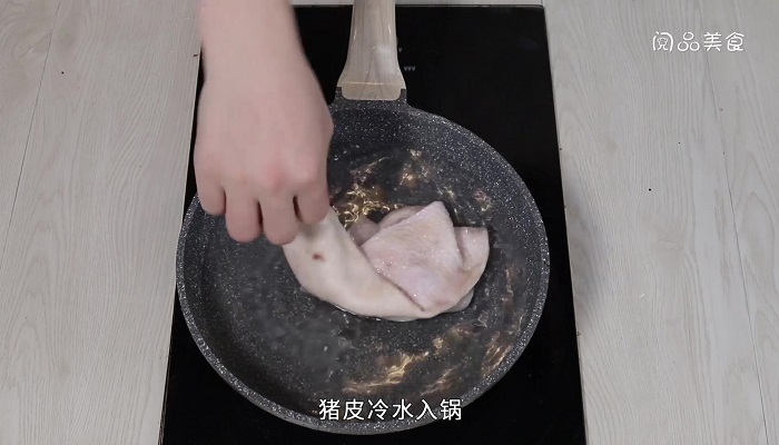 黄豆芽炒肉皮做法步骤：3