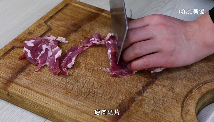 木耳腐竹炒肉做法步骤：2