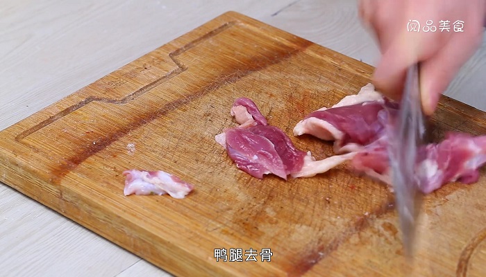 鸭腿肉炒辣椒做法步骤：2