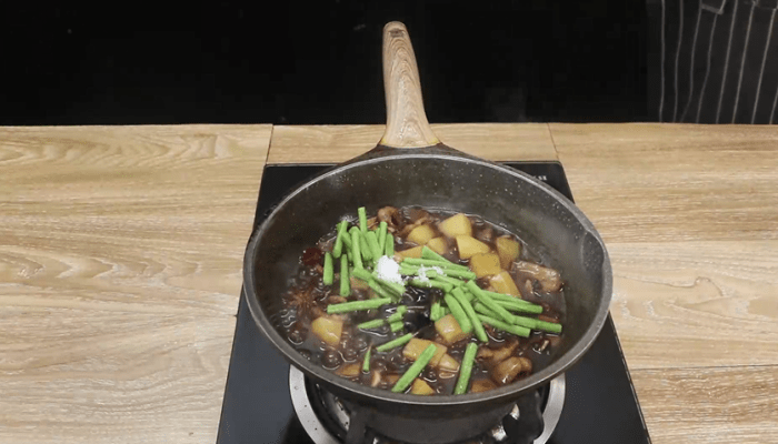 土豆豆角炖肉做法步骤：10