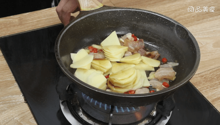 咸肉炒土豆片做法步骤：7