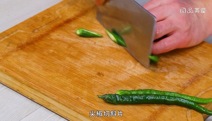 辣椒炒肘子肉做法步骤：3