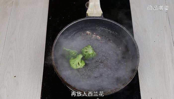 土豆配鸡肉做法步骤：3