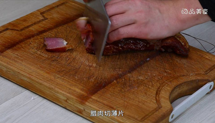 泡椒腊肉炒笋做法步骤：2