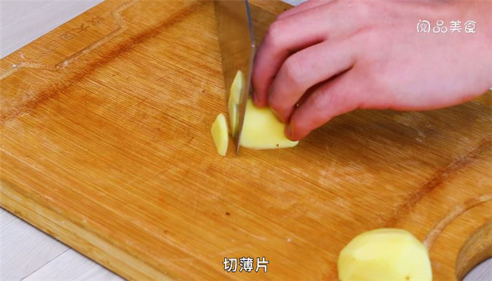鱼丸炒蘑菇土豆萝卜汤做法步骤：3