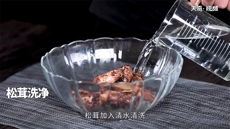 松茸炖鸡做法步骤：2