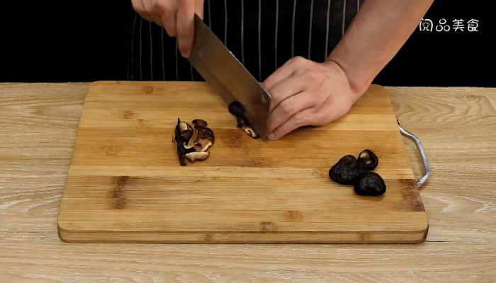 香菇炖豆腐做法步骤：3