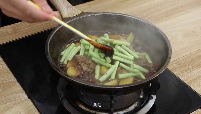 脊骨土豆炖豆角做法步骤：12