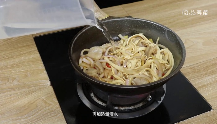 咸肉千张煲做法步骤：10