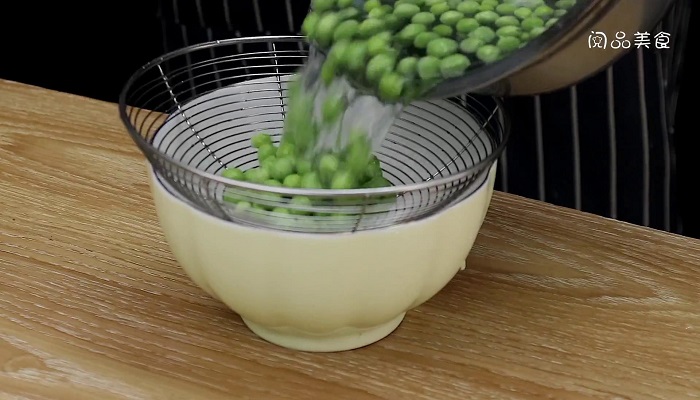 蒜香香酥豌豆做法步骤：3