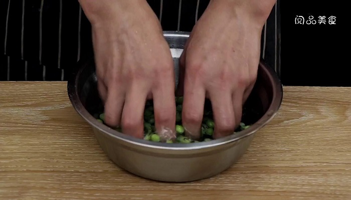 蒜香香酥豌豆做法步骤：2