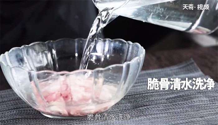 酸辣鸡脆骨做法步骤：2