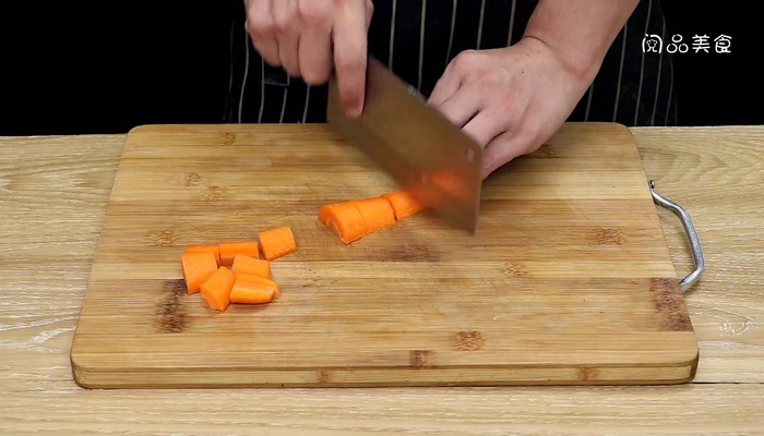 胡萝卜烧肉做法步骤：3