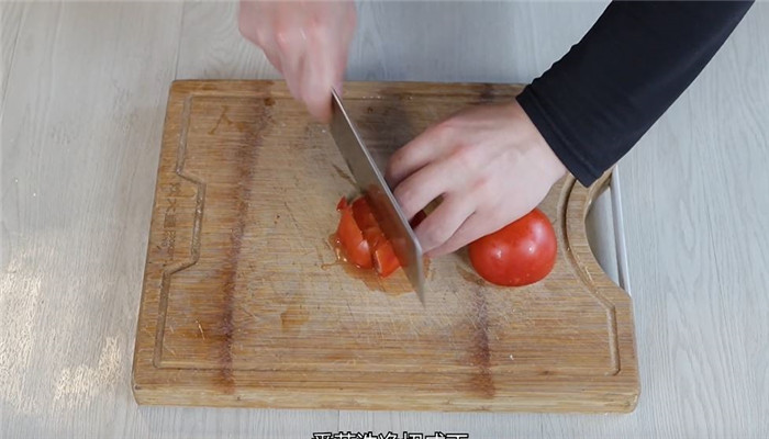 番茄焖青豆做法步骤：2