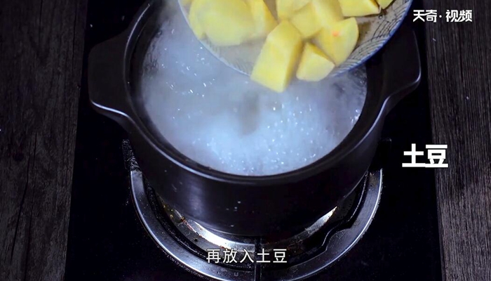 土豆木耳排骨汤做法步骤：9