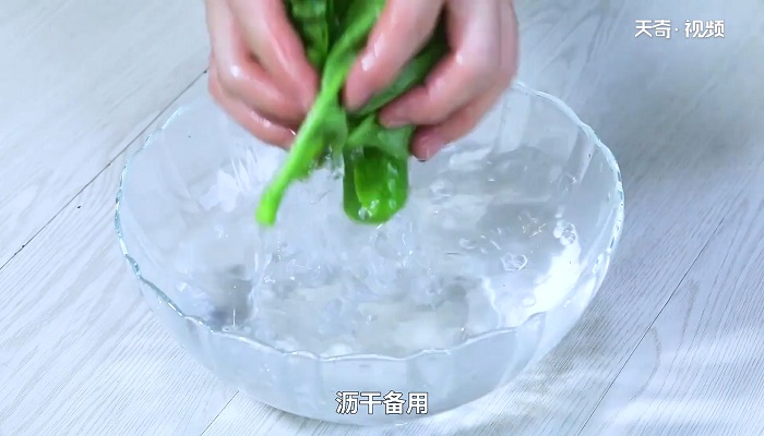 口蘑炒木耳菜做法步骤：2