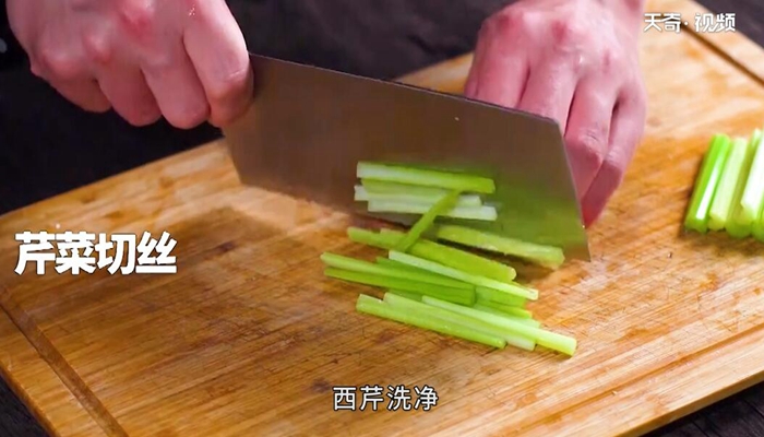 芹菜炒千张做法步骤：2